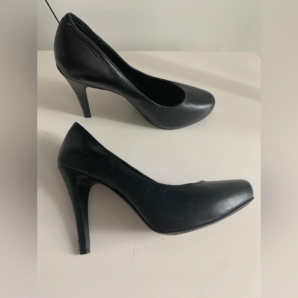 Jessica Simpson leather pumps with inside platform.